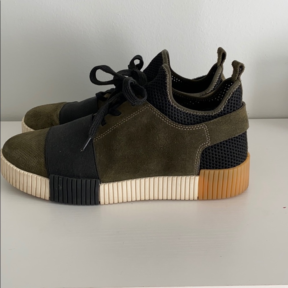 Marc Fisher sneaker